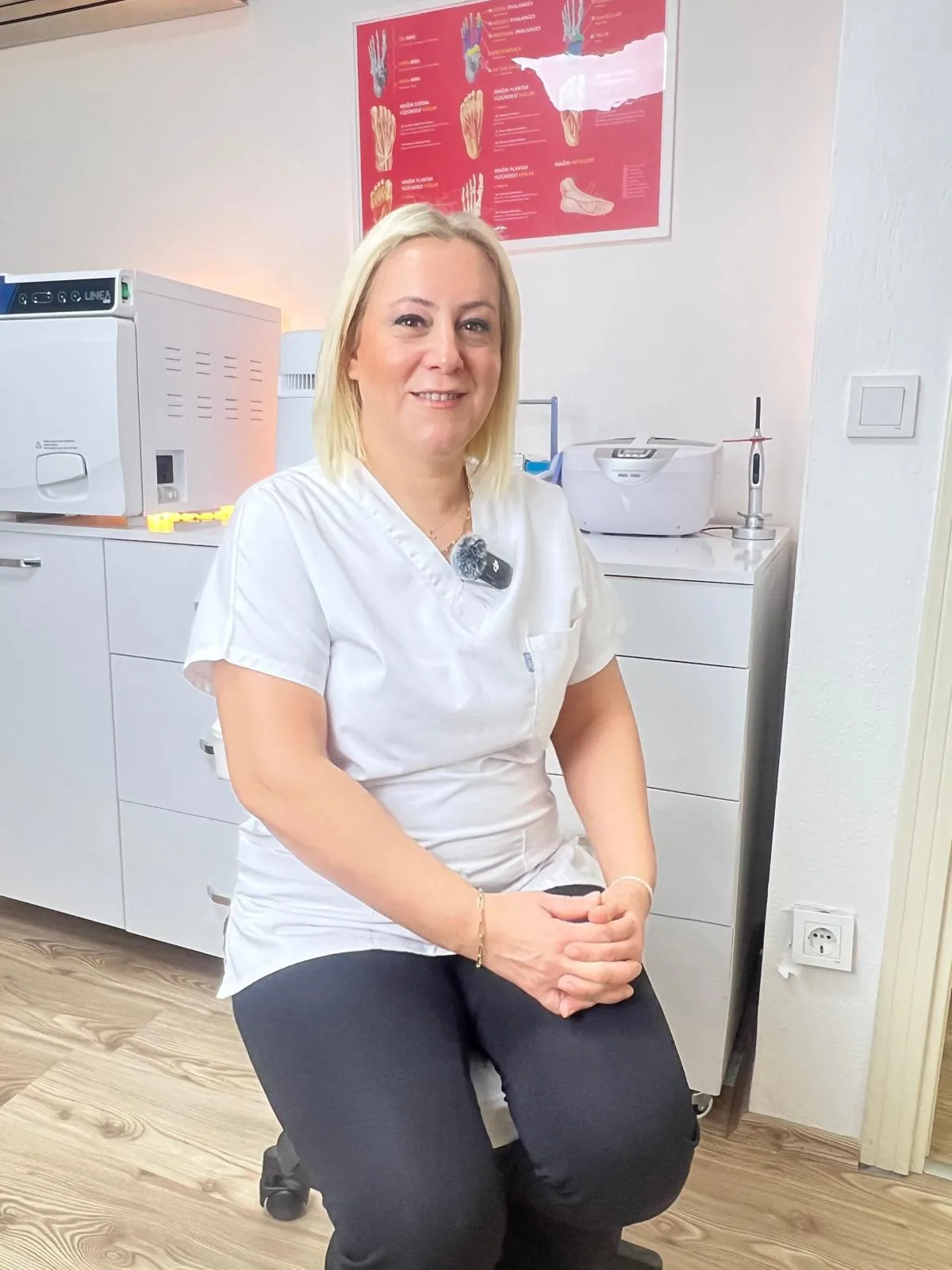 Podolog Çiğdem Haznedar – Klinik Podolog Çiğdem Haznedar steril klinik ortamında danışan kabul ediyor